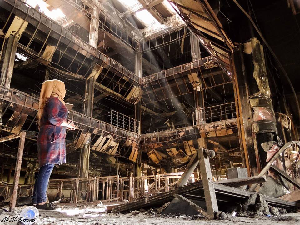poezii.online (foto) Cum încearcă un blogger anonim să reconstruiască o librărie distrusă în flăcări de ISIS