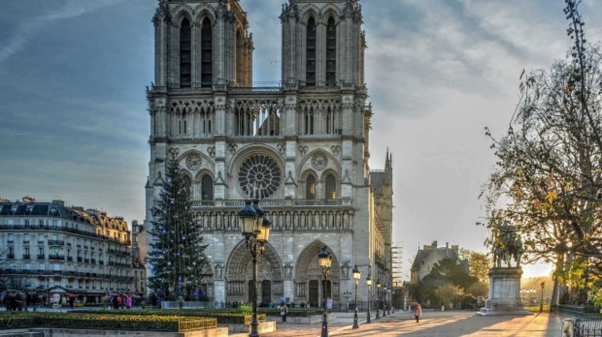 poezii.online Scriitorul britanic Ken Follett va publica un text inedit despre Notre-Dame