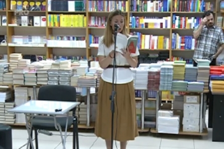 poezii.online Tatiana Tabuleac, stabilita de mai multi ani la Paris a revenit la Chisinau: cititorii au facut coada, intr-o librarie din capitala, pentru a primi un autograf de la scriitoare - VIDEO